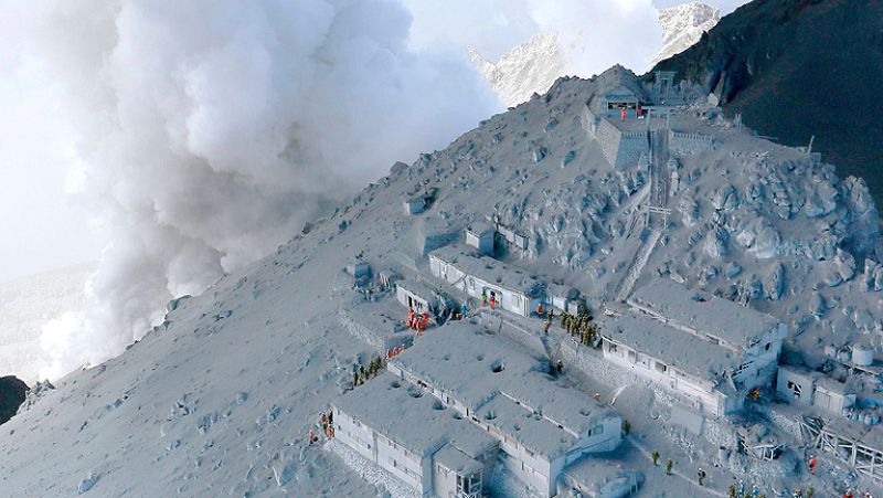 Buscan a 45 senderistas desaparecidos en la erupción del Monte Ontake en Japón