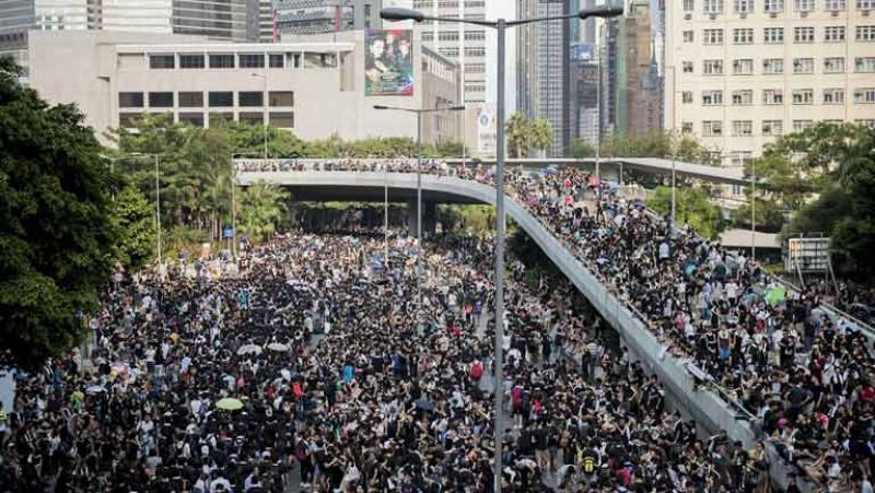 Las protestas a favor de la democracia se extienden en Hong Kong