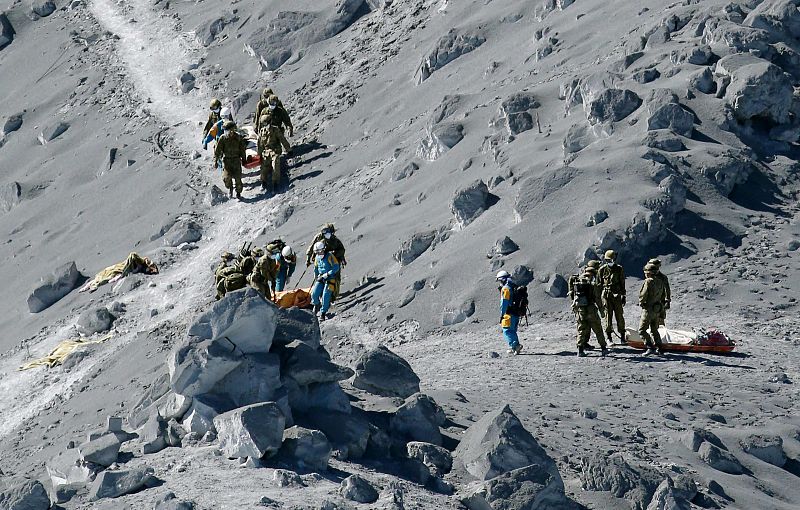 Japón confirma la muerte de 12 personas en la erupción del volcán Ontake