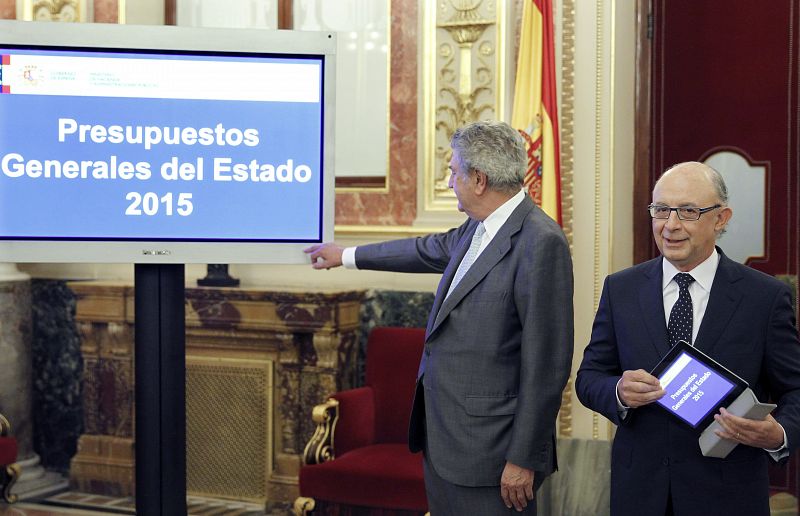 Montoro entrega los Presupuestos Generales 2015 al presidente del Congreso, Jesús Posada