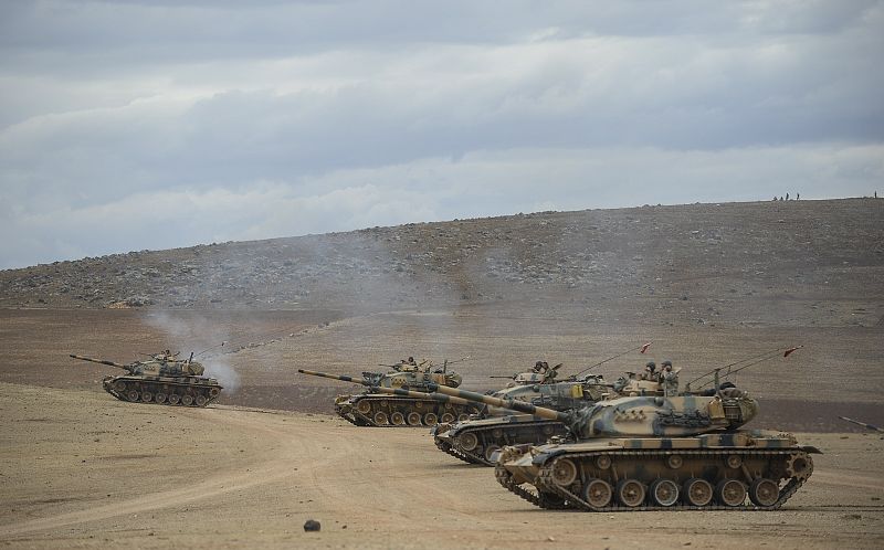 Tanques turcos se despliegan en la frontera con Siria ante el avance del Estado Islámico
