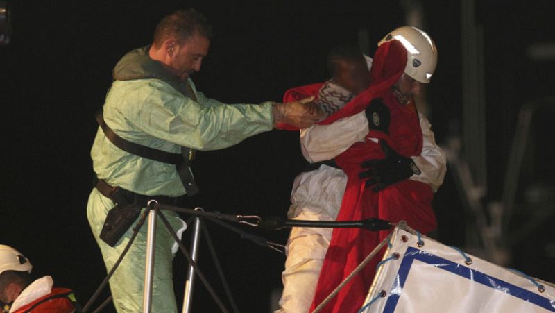 Salvamento Marítimo rescata 51 inmigrantes en una patera en la costa de Almería