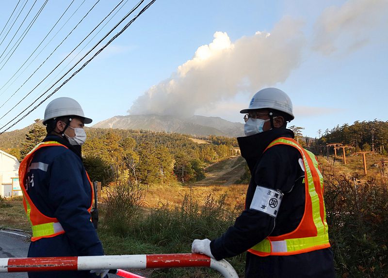 Japón suspende el rescate en el monte Ontake por temor a un repunte de la actividad volcánica