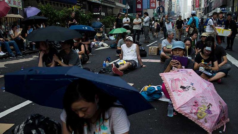 Los manifestantes de Hong Kong acumulan provisiones para resistir un día más
