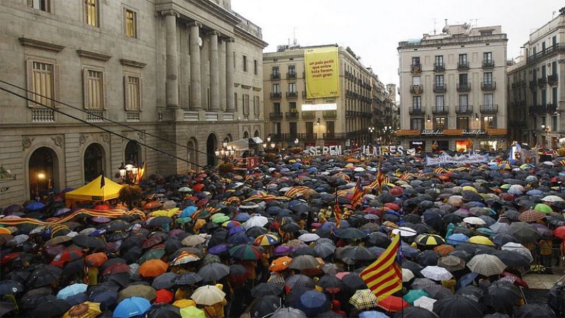 Miles de personas protestan ante ayuntamientos catalanes contra la suspensión de la consulta