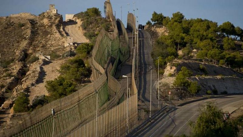 Unos 200 inmigrantes subsaharianos intentan sin éxito saltar la valla de Melilla