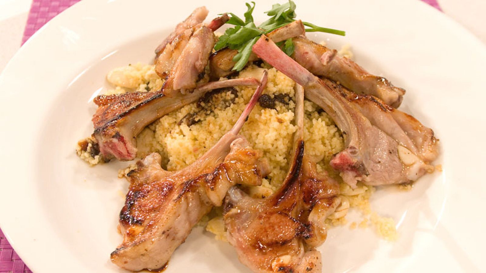 Chuletillas de lechal lacadas con miel y cuscús de frutos secos