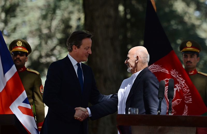 Cameron asegura en Kabul que la comunidad internacional no abandonará Afganistán