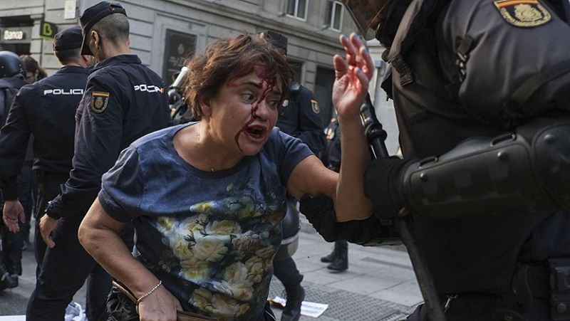 Tres detenidos y seis heridos en una protesta contra la monarquía en el centro de Madrid