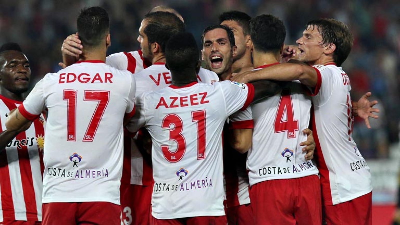 Un gol del israelí Tomer Hemed a cinco minutos del final rescató un punto para el Almería frente a un Elche que se adelantó en dos ocasiones en el marcador y que acabó con diez jugadores por expulsión del brasileño Jonathas.