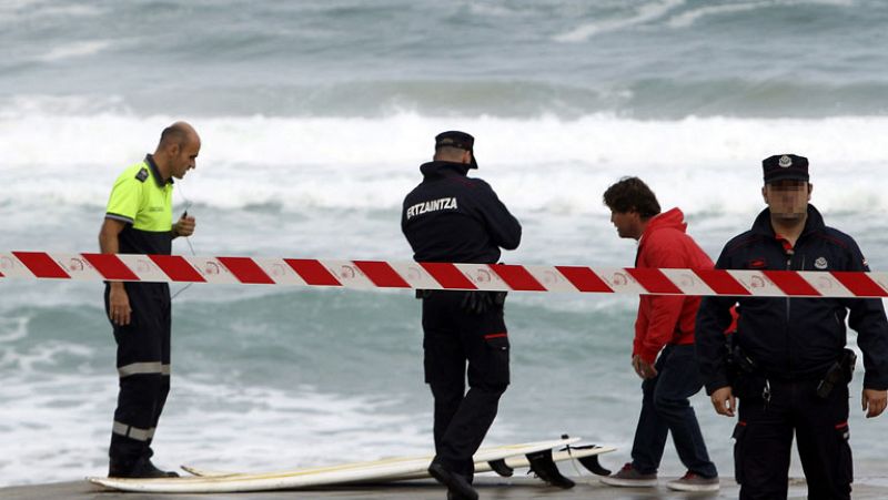 Mueren dos personas mientras practicaban surf en la playa de Zarautz, Guipúzcoa