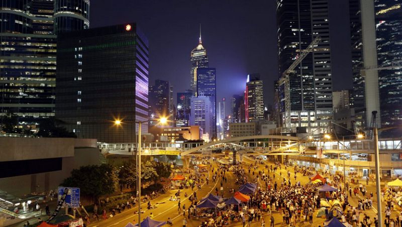 Las oficinas públicas reabren en Hong Kong a la espera de que estudiantes y Gobierno dialoguen