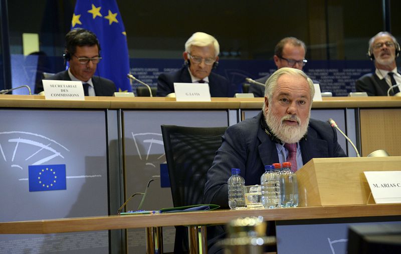 Los eurodiputados vuelven a dar luz verde a la declaración de intereses de Cañete