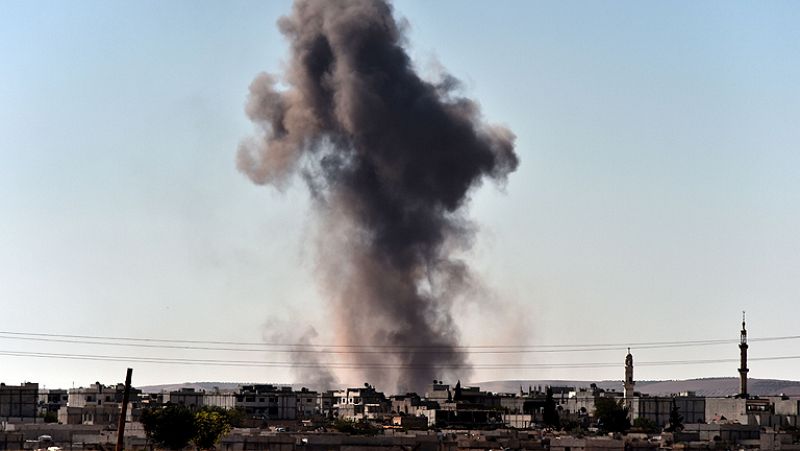 Miles de civiles kurdos huyen de Kobani mientras continúa el asedio de los yihadistas