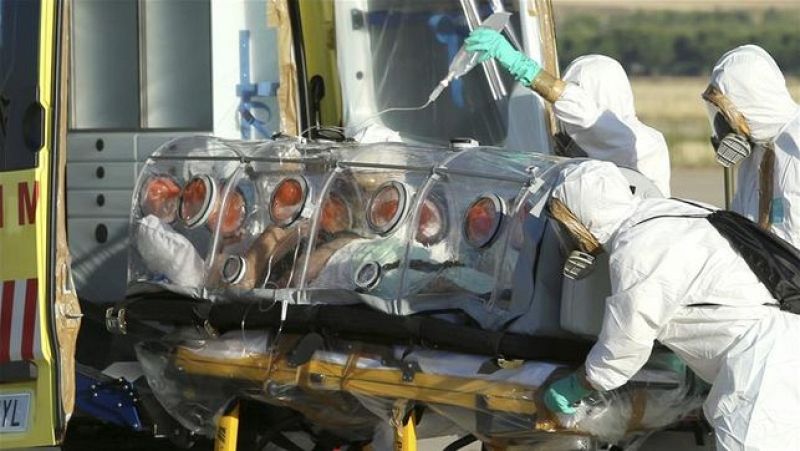 Expertos apuntan a un "error involuntario" como posible causa del contagio por ébola de Madrid