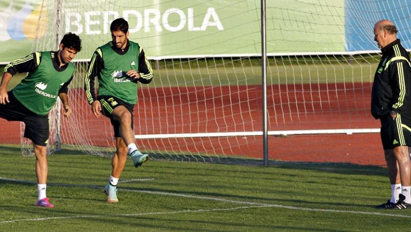 Del Bosque prueba con Cesc, Raúl García y Diego Costa como ataque