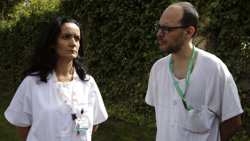 La auxiliar infectada de ébola cree que pudo tocarse la cara con los guantes al quitarse el traje