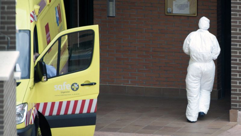 Sanidad vigila a 54 personas que tuvieron contacto con la auxiliar, cinco de "alto riesgo"