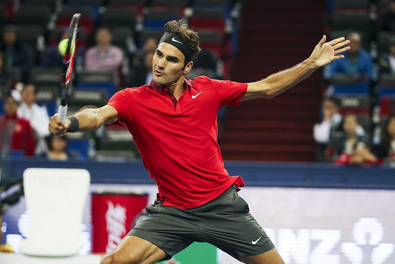 Federer salva cinco bolas de partido ante Mayer, gana y supera a Nadal en el ránking ATP