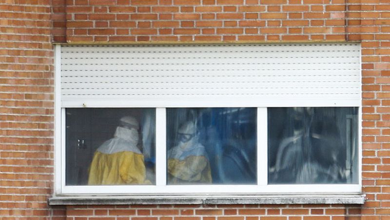 Diecisiete personas permanecen ingresadas en el Carlos III por el virus del Ébola