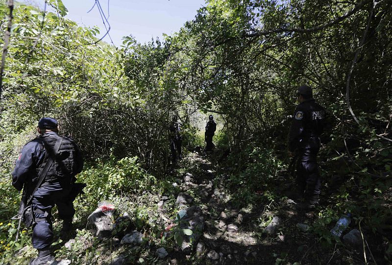 Hallan nuevas fosas comunes en México donde desaparecieron los 43 estudiantes