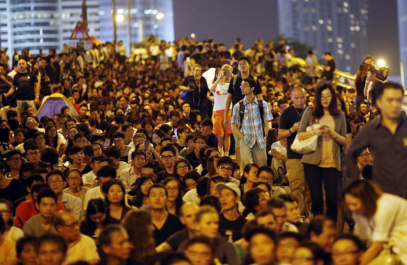 Multitudinaria manifestación en Hong Kong en respuesta a la suspensión del diálogo