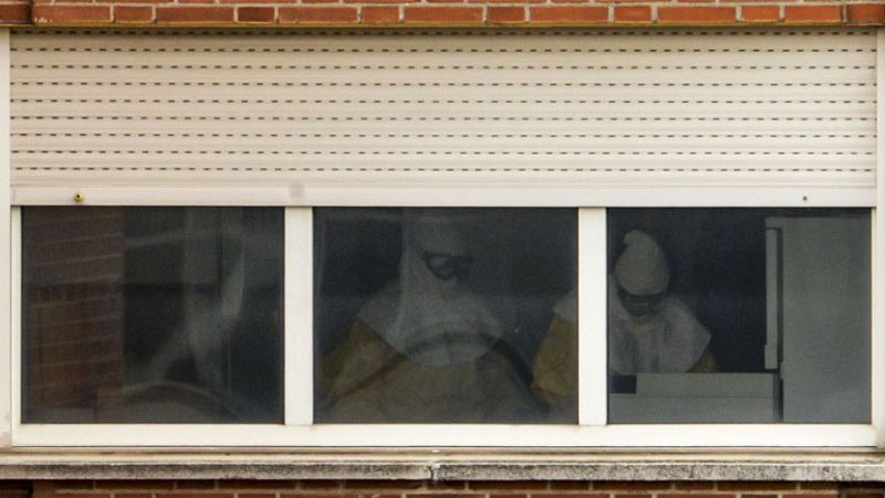 La auxiliar con ébola está estable y consciente y habla con el equipo médico