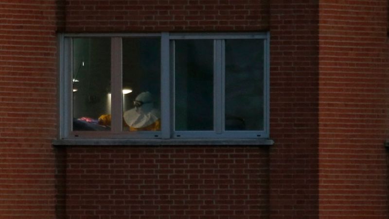 Recibe el alta una de las enfermeras ingresadas por el ébola y otros 16 siguen aislados