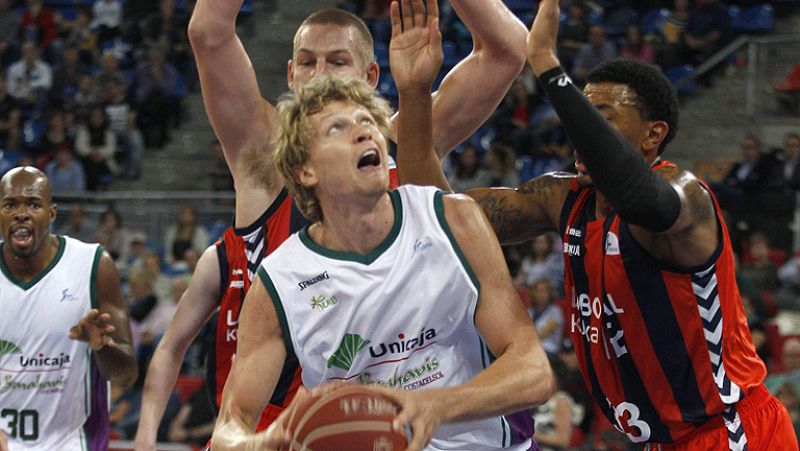 El Valencia Basket suma su primera victoria y Unicaja no falla ante el Baskonia