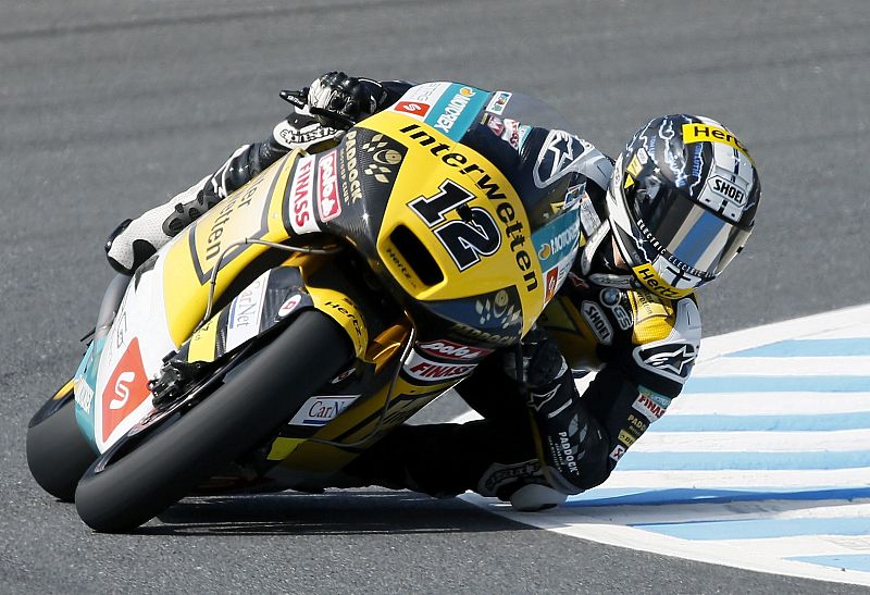 El suizo Thomas Luthi resiste el envite de Maverick Viñales y vence en Moto2 en Motegi