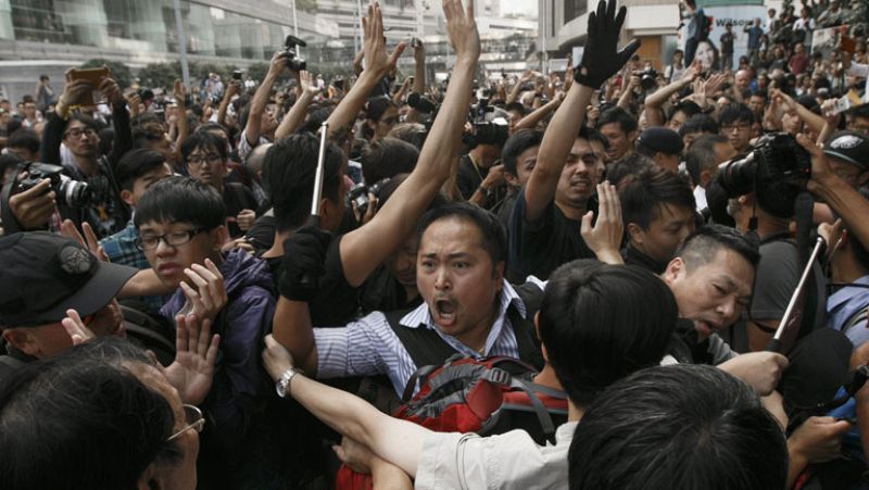 Choques entre grupos prodemocracia y pro-Pekín en Hong Kong por la retirada de barricadas