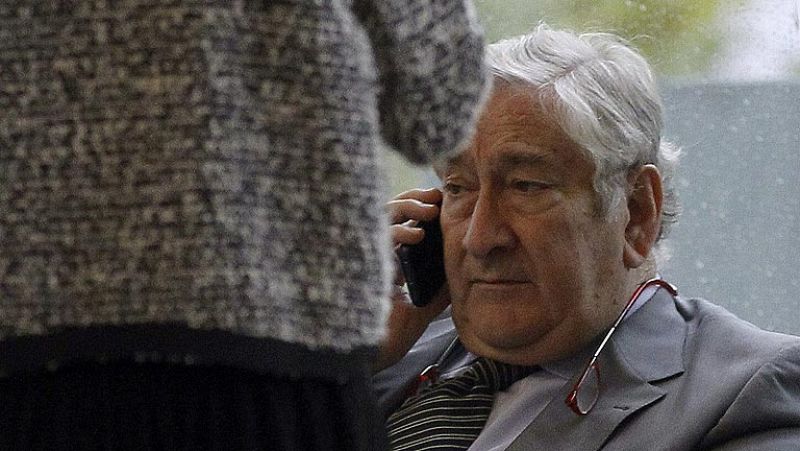 El marido de la auxiliar con ébola, al consejero de Sanidad de Madrid: "Tenga pundonor y dimita"