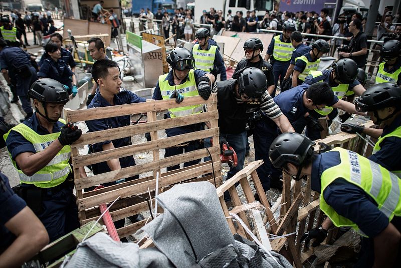 La policía retira por segundo día consecutivo barricadas en el centro de Hong Kong