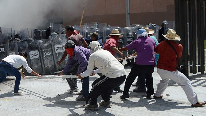 Asaltan el Palacio de Gobierno de Guerrero para protestar por la desaparición de los 43 estudiantes