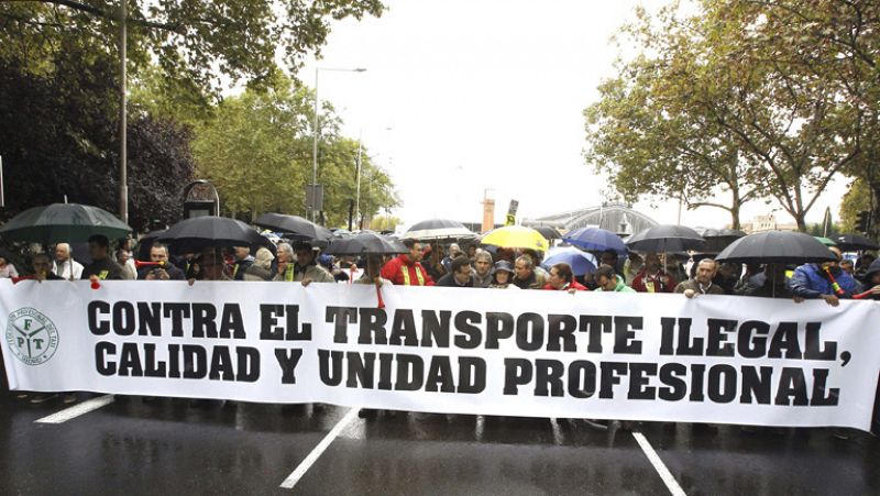 Los taxistas se manifiestan contra la entrada de Uber en Madrid y piden que se agilicen sanciones