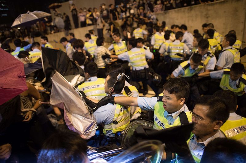 Hong Kong vive su noche más violenta desde el inicio de las protestas con 45 detenidos