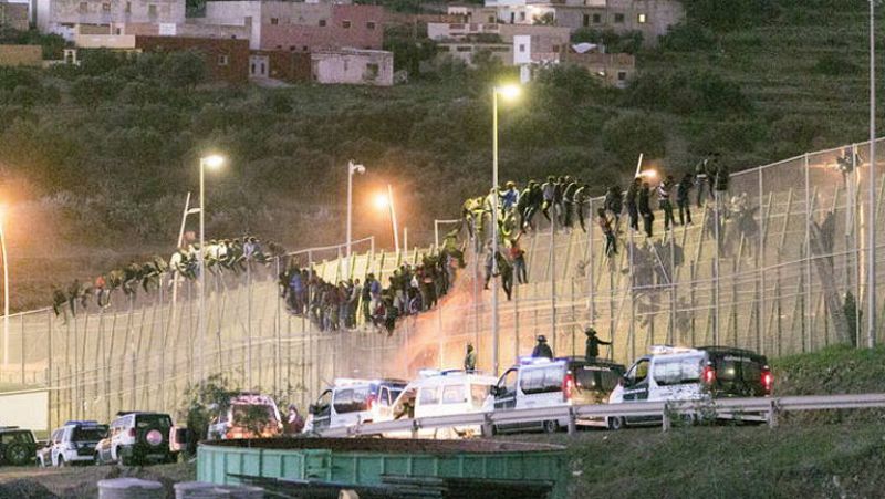 Cerca de 300 inmigrantes intentan saltar la valla de Melilla y medio centenar se queda entre el vallado