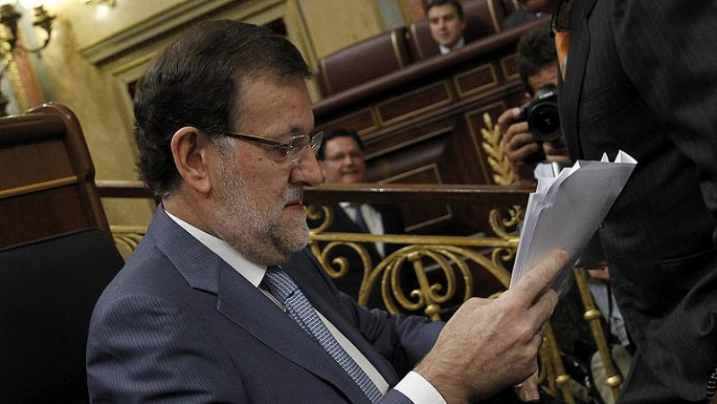 Rajoy dice que el problema del ébola "está encauzado" y Sánchez le acusa de "desgobierno"