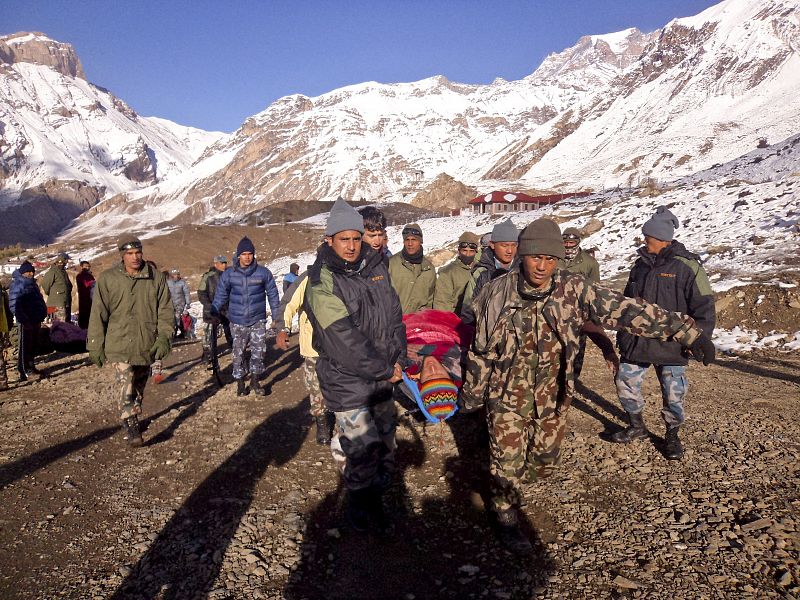 Mueren 17 montañeros, entre ellos varios turistas, en el Himalaya nepalí