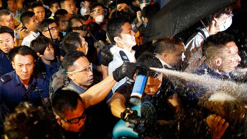 Los manifestantes de Hong Kong se enfrentan a la Policía tras el vídeo de la paliza a un activista
