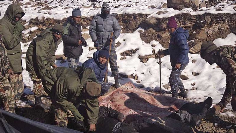 Nepal busca a docenas de montañeros desaparecidos tras la mortal nevada en el Himalaya