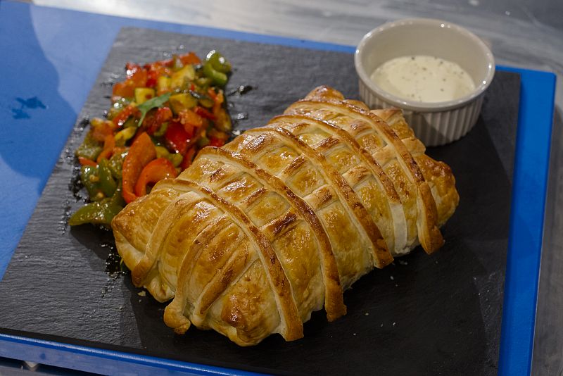 Solomillo Wellington con salsa brie y pisto