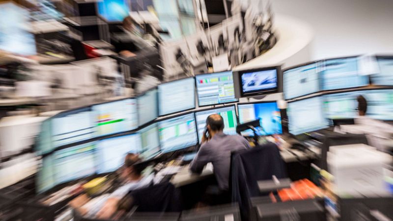 El IBEX 35 cae un 1,72% y la prima de riesgo sube hasta 140 puntos básicos