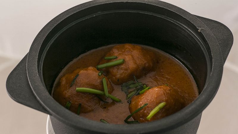 Albndigas con tomate, patatas bravas y torrijas