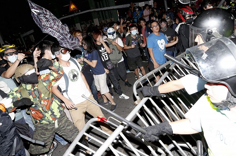 Nuevos enfrentamientos entre prodemocráticos y la policía de Hong Kong antes del diálogo