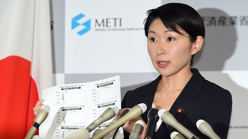 La dimisión de dos ministras complica la legislatura de Shinzo Abe en Japón