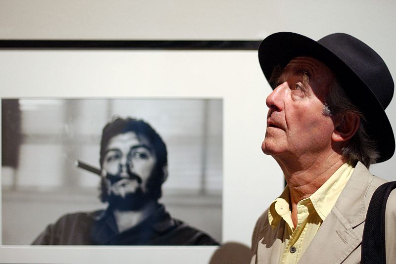 Muere René Burri, el fotógrafo que retrató al Che Guervara fumando un habano