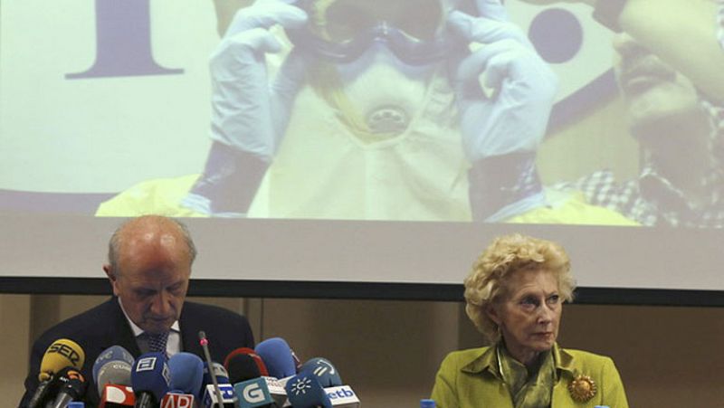 Un informe del Consejo de Enfermería señala falta de formación y de material contra el ébola