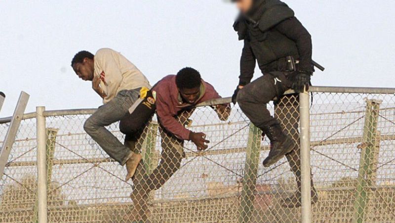 Unos 200 inmigrantes subsaharianos protagonizan un nuevo salto a la valla de Melilla