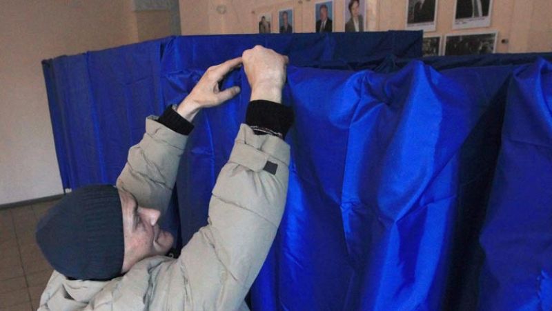 Ucrania celebra elecciones parlamentarias marcadas por la guerra en el este y sin Crimea